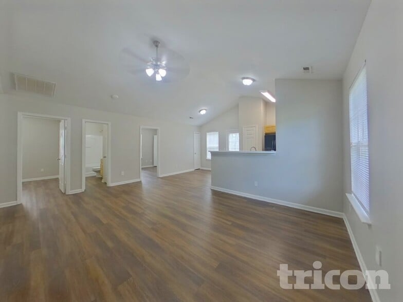 Building Photo - 842 Lakehill Rd