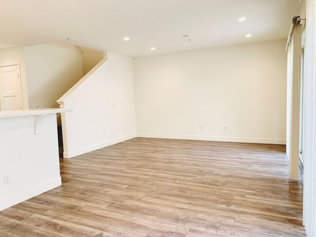 Building Photo - LIVE BY THE BEACH! LUXURY PACIFIC BEACH 3-...