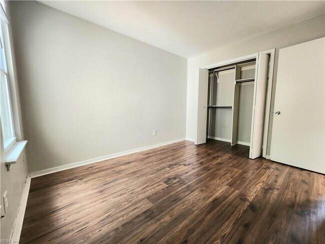 Building Photo - Updated and charming townhouse in heart of...