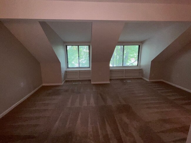 Building Photo - 3BD 2.5BA End Unit Townhome