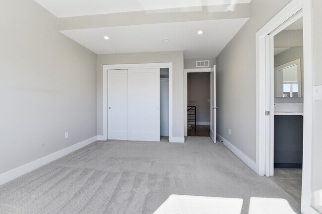 Building Photo - $5,740.95, $300 off the first month's rent, 4 Beds - 5 Bath, Townhouse in Denver with Office!
