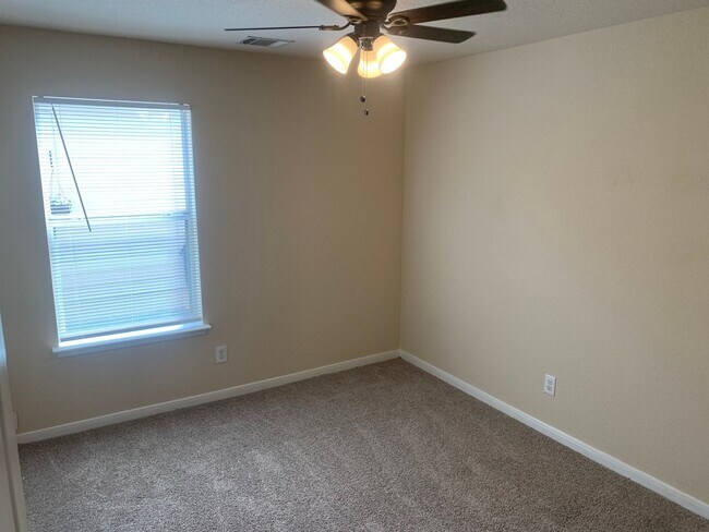 Building Photo - *COMING SOON* Stylish Living in Helotes – 3BR Home with Pool & Park Access!