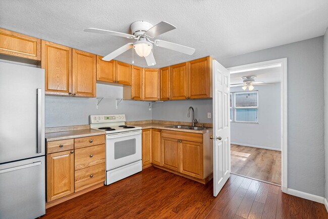 Building Photo - Lovely Largo Home