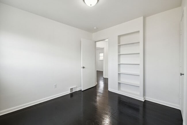 Building Photo - 3 Bedroom 1 Bath $1200