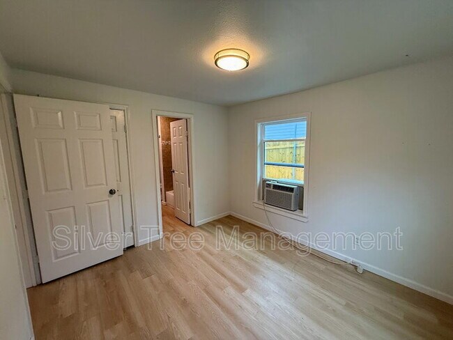 Building Photo - 506 W Parnell St