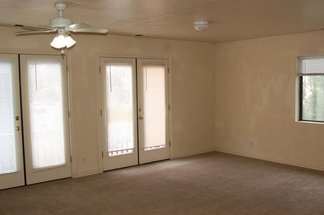 Building Photo - 1517 E Helen Way