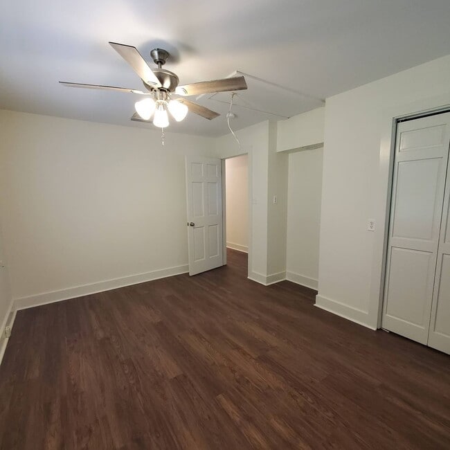 Building Photo - Charming 3-Bedroom Home on 1 Acre with Spacious Garage and Screened-In Porch