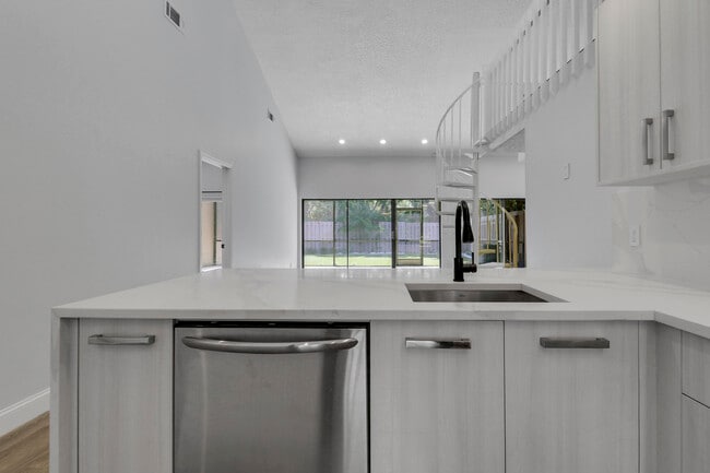 Building Photo - 6680 Thornhill Ct