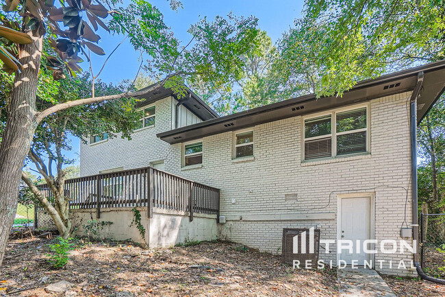 Building Photo - 2241 Wallingford Dr