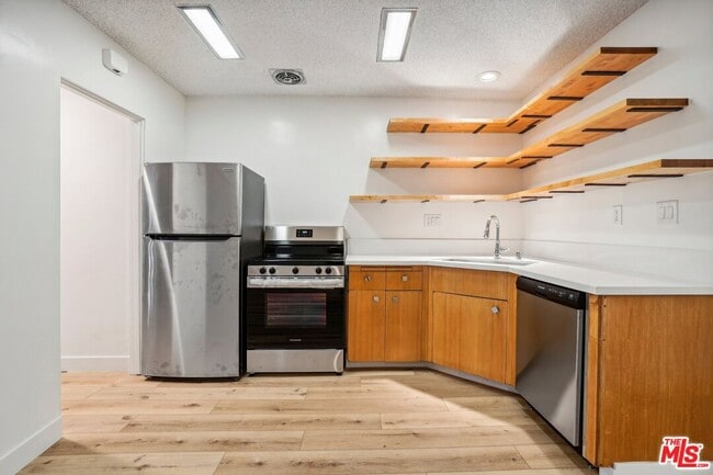 Building Photo - 9000 Clifton Wy