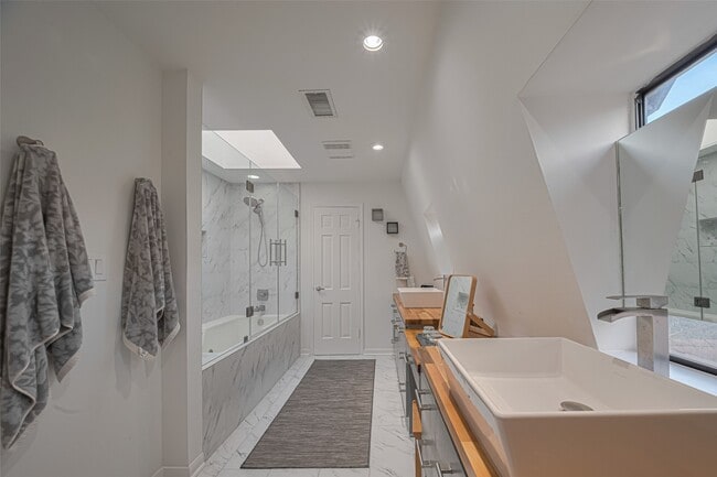 Building Photo - 5368 Brownway St