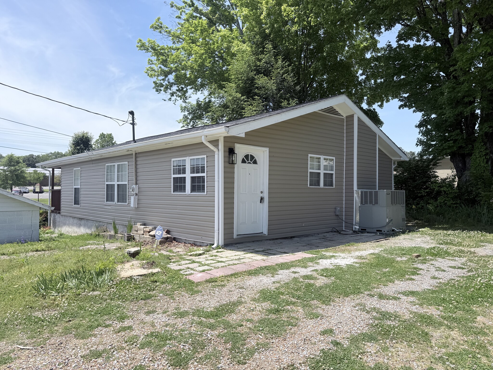 Building Photo - 102 Dale Ave