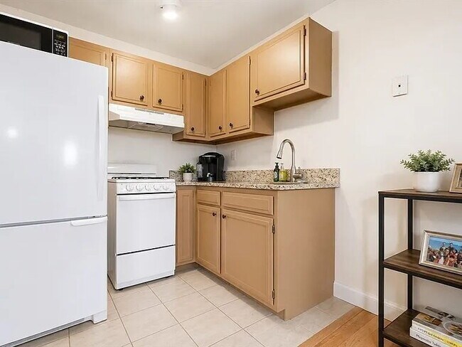 Building Photo - "Charming 1-Bedroom Apartment in Vibrant South Boston – Your Perfect Urban Retreat!"