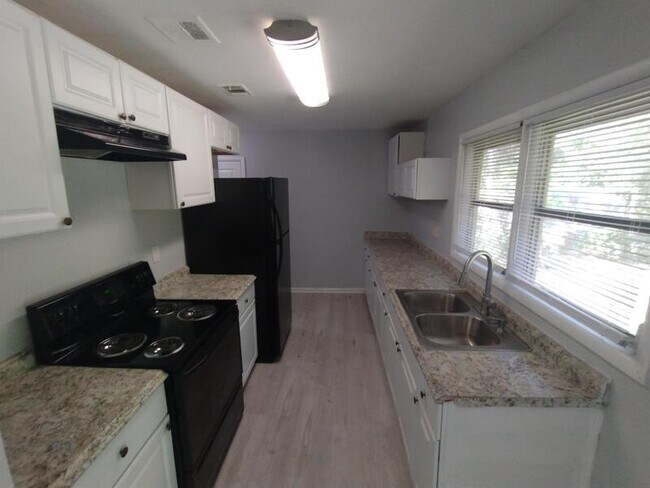 Building Photo - 6607 Rhone Dr