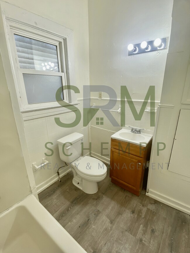 Building Photo - Updated Three Bedroom in West Louisville-Section 8 Accepted