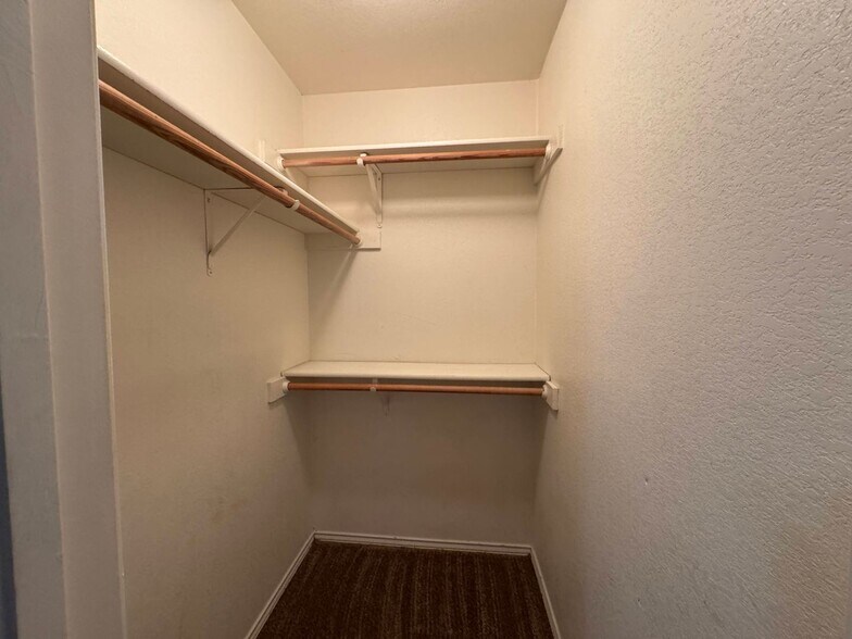 Building Photo - 1605 Benttree Dr