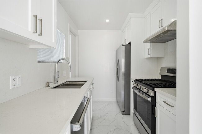 Building Photo - 220 39th St