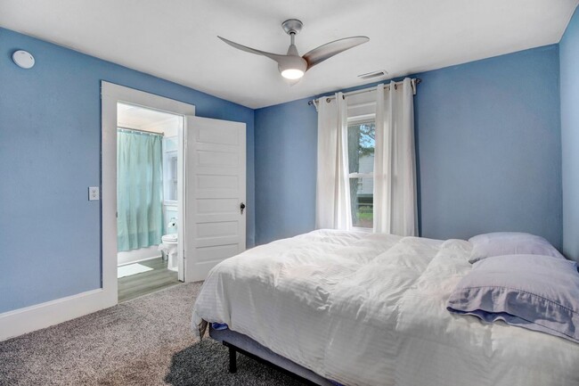 Building Photo - *FOR RENT* Beautifully Updated Home in Pri...