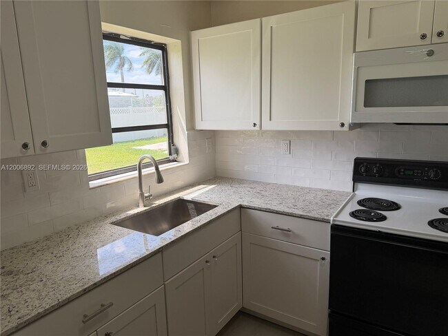 Building Photo - 10375 SW 152nd Terrace