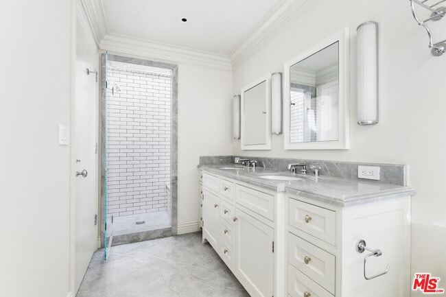 Building Photo - 152 S Camden Dr