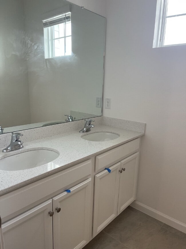 Building Photo - "Spacious 4-Bedroom Oasis with 3 Full Bath...