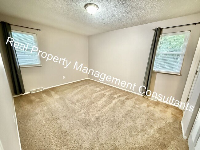 Building Photo - 3 Bedroom Split-Level Home in Sought-After...