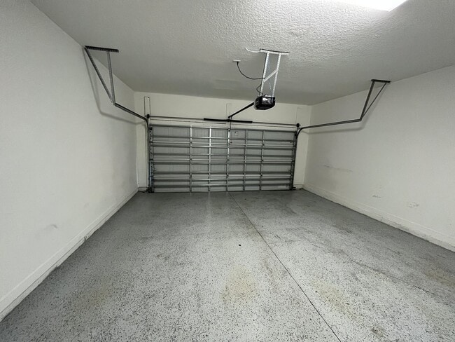 Building Photo - 3 bed 2.5 bath townhouse for rent