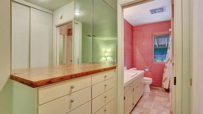 Building Photo - Spacious split level condo