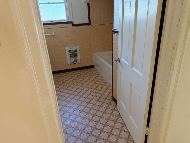 Building Photo - Beautiful two bedroom/1 bathroom with Original Details