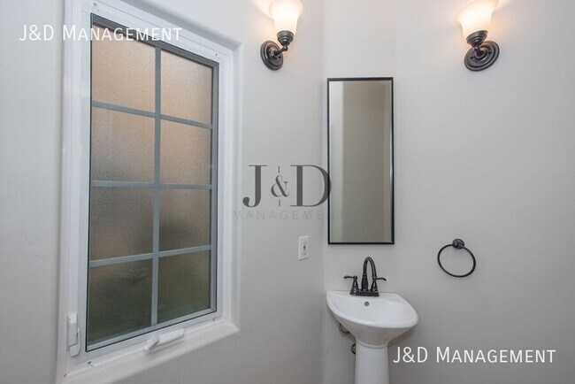 Building Photo - 105 S Ditmar St