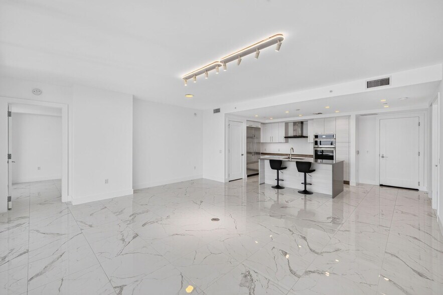 Building Photo - 100 E Las Olas Blvd