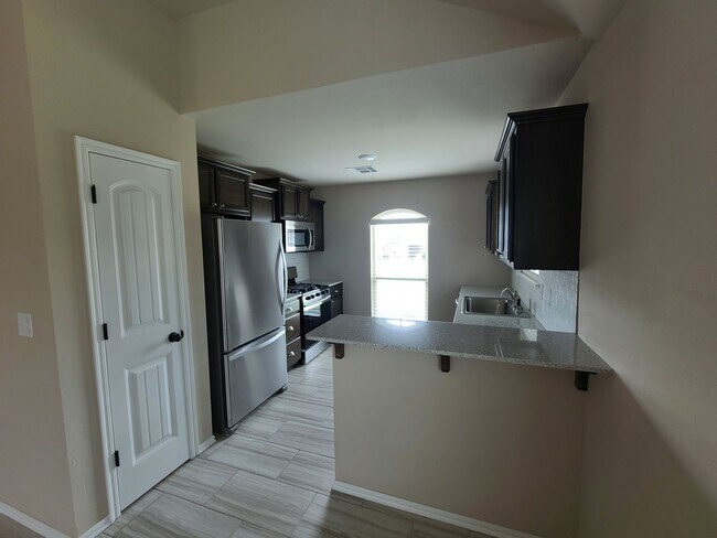 Building Photo - 3 bed 2 bath in Yukon! Stunning finishes, ...