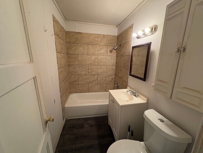 Building Photo - 2 bed 1 bath house!