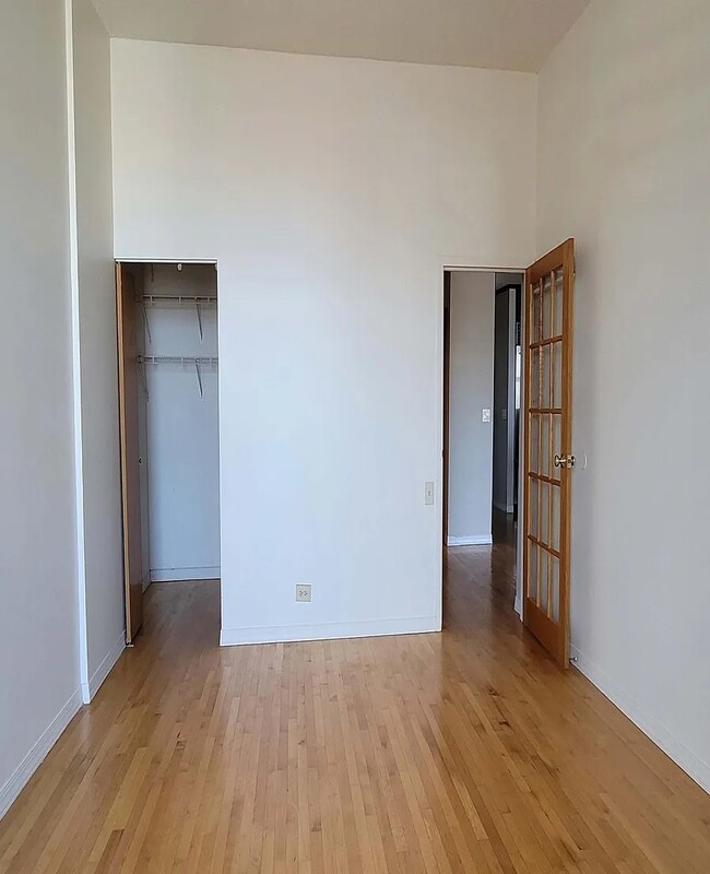 Building Photo - High-End Living in a Prime Area