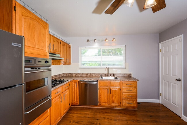 Building Photo - 455 Moule Dr