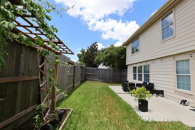 Building Photo - 15215 Possumwood Dr