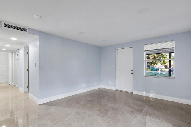 Building Photo - 5073 SW 28th Ave