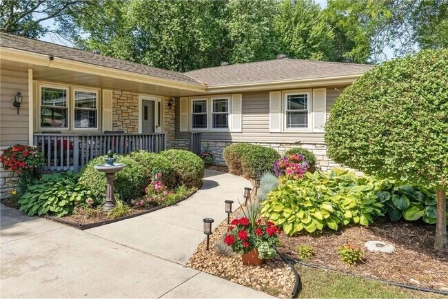 Building Photo - Charming 3-bedroom, 2-bathroom home located in the heart of Woodbury