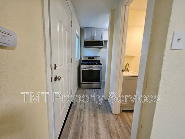 Building Photo - 1647 E 6th St