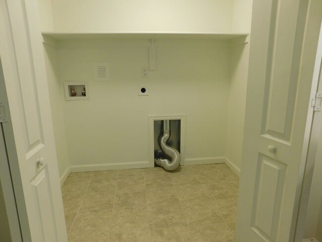 Building Photo - Newer Townhome Close to Shopping