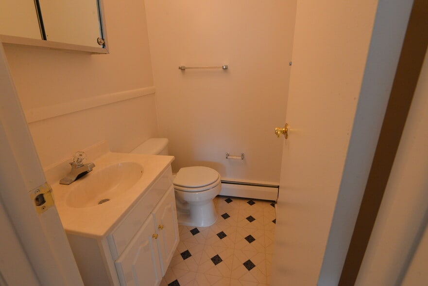 1/2 bath in master bedroom - 426 Winthrop Dr