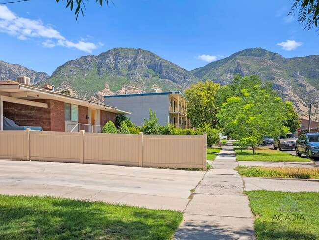 Building Photo - Charming, private basement apartment, enjoy your first month rent-free!