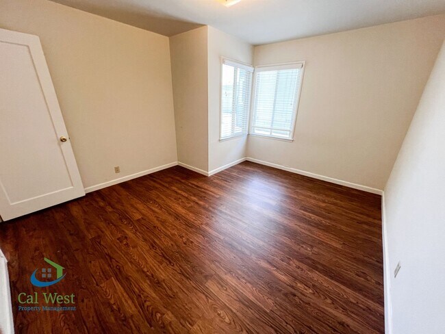 Building Photo - $2,595 - Darling 2 Bedroom 1 Bathroom Dupl...