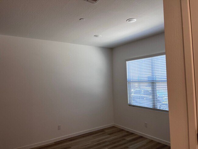 Building Photo - TOWN HOME WITH COMMUNITY POOL , GATED COMMUNITY in GILBERT!