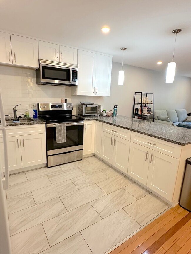 Building Photo - No Broker Fee | 1 Bed with Parking, Pool Access & Heat Included