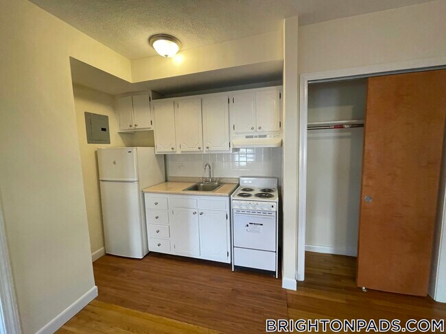 Building Photo - 164 N Beacon St