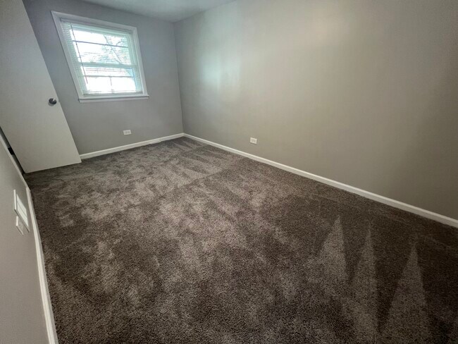 Building Photo - 1816 Kelly Ave