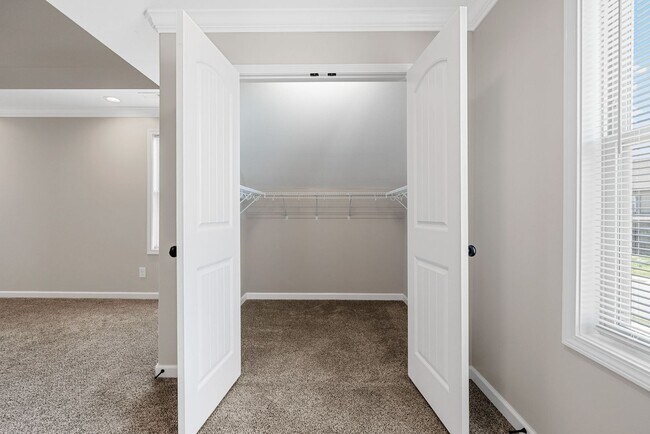 Building Photo - Pet Friendly Four Bedroom!
