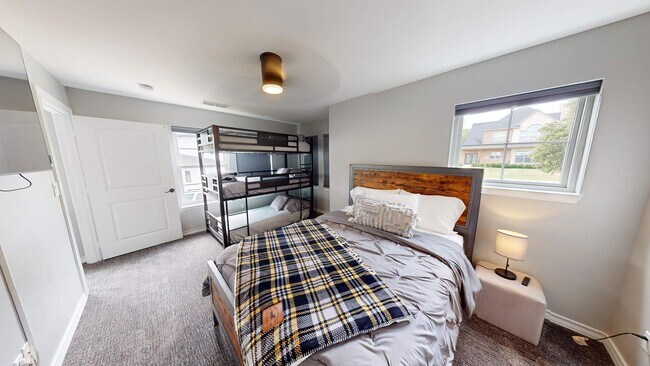 Building Photo - 430 Peninsula Dr