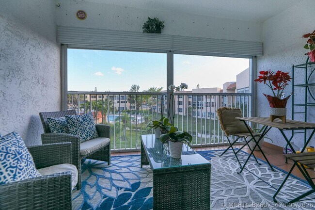 Building Photo - 6850 Royal Palm Blvd